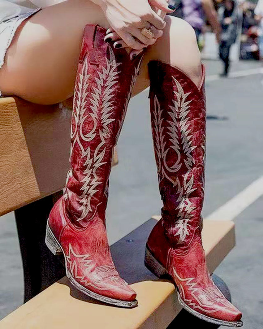 Low-heeled vintage embroidered boots