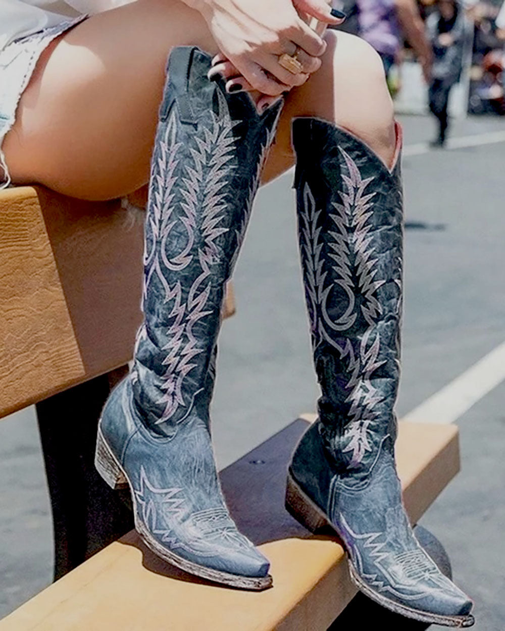 Low-heeled vintage embroidered boots