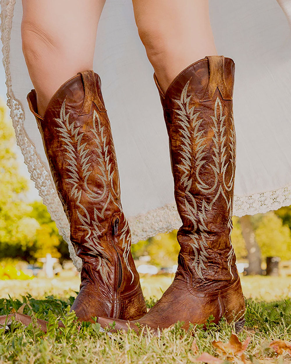 Low-heeled vintage embroidered boots