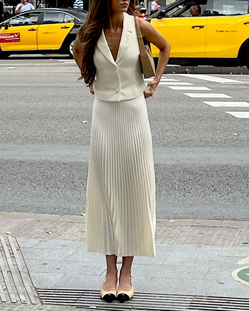 Traje de falda plisada de longitud media con chaleco sin mangas y cuello de traje