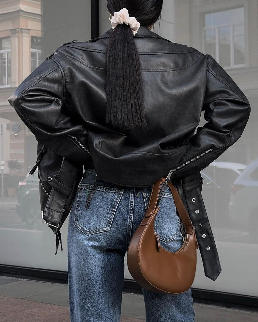 Jean asymétrique taille haute fendu à jambe droite