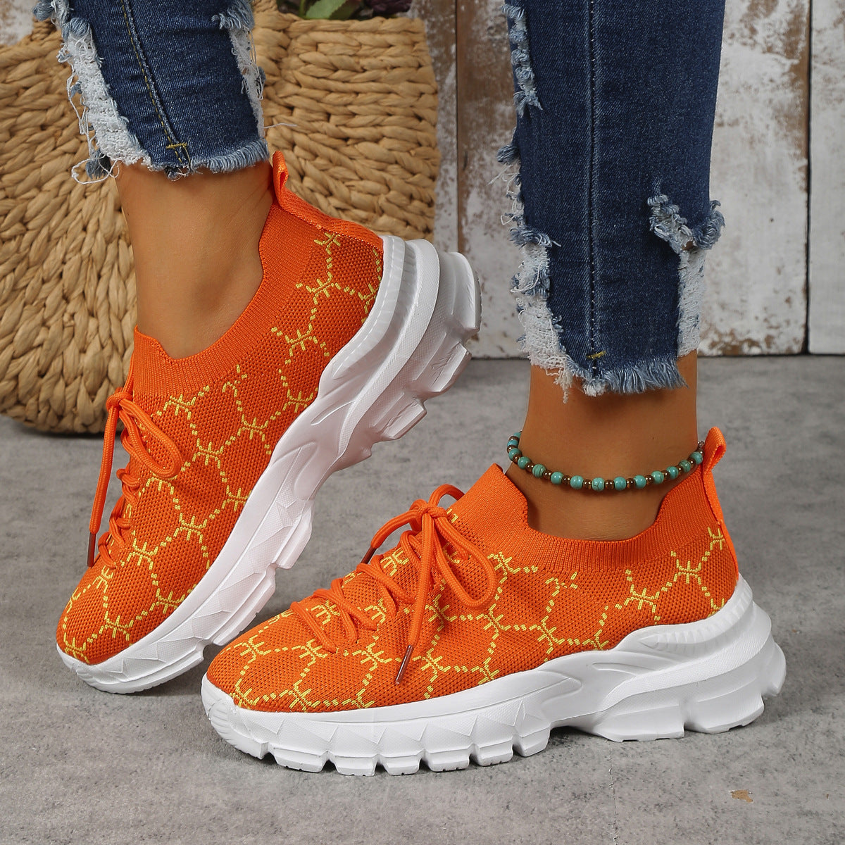 Geometric pattern lace-up fly-knit sneakers