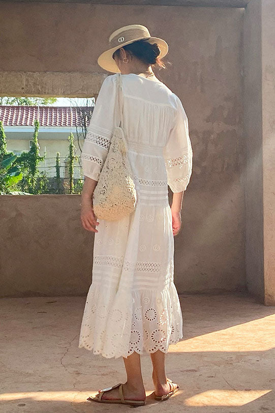 Vestido blanco con mangas farol con bordados intrincados