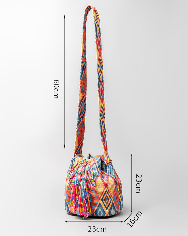 Bolso bombonera de lona con flecos y estampado bohemio