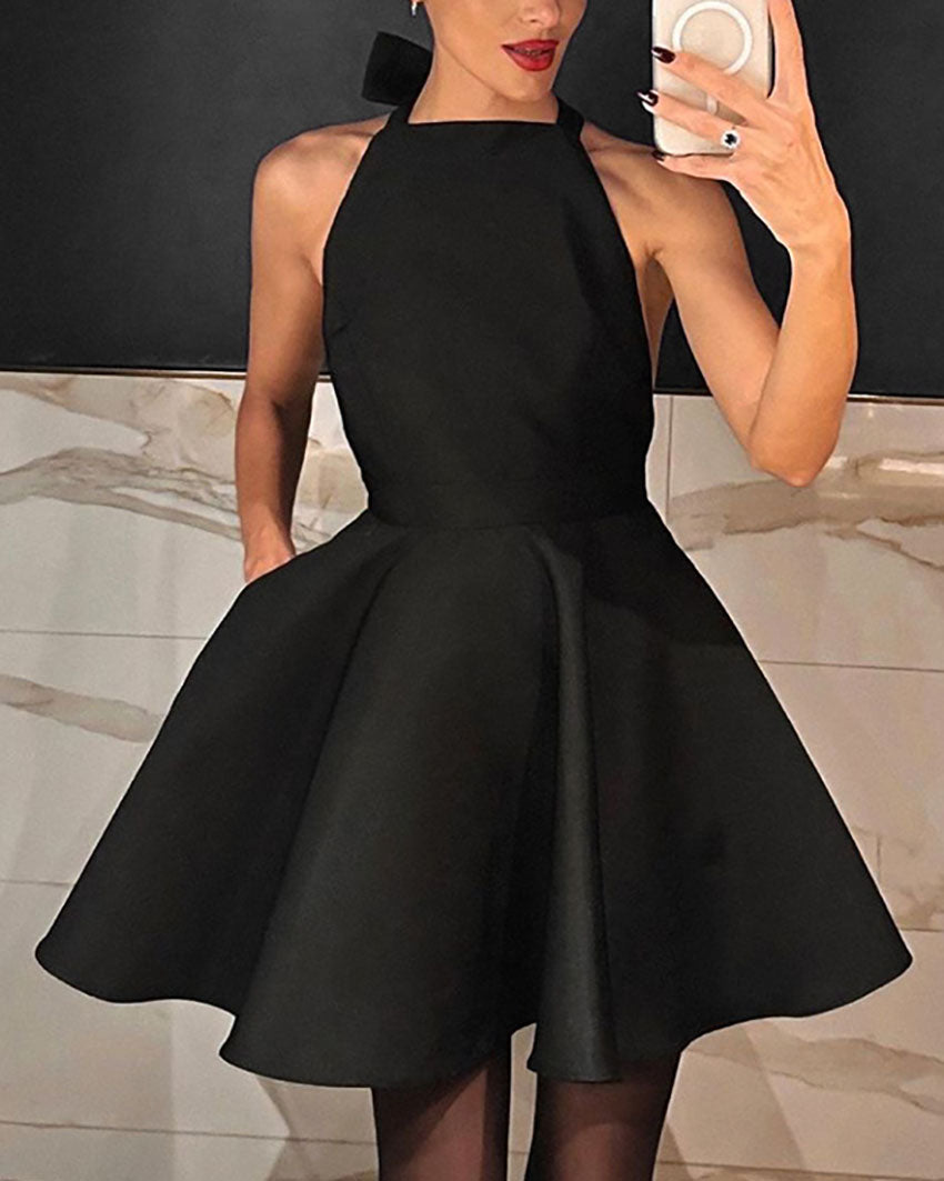 Robe noire en satin taille haute sans manches à col licou