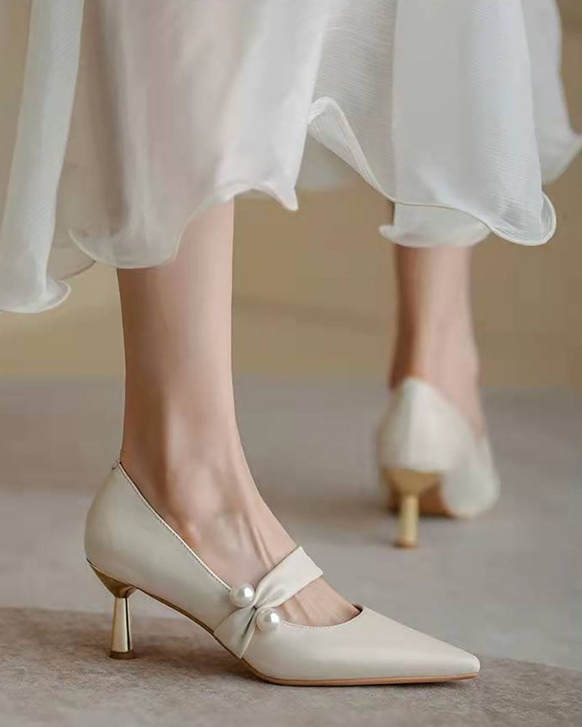 Elegantes sapatos de salto alto fino adornados com pérolas