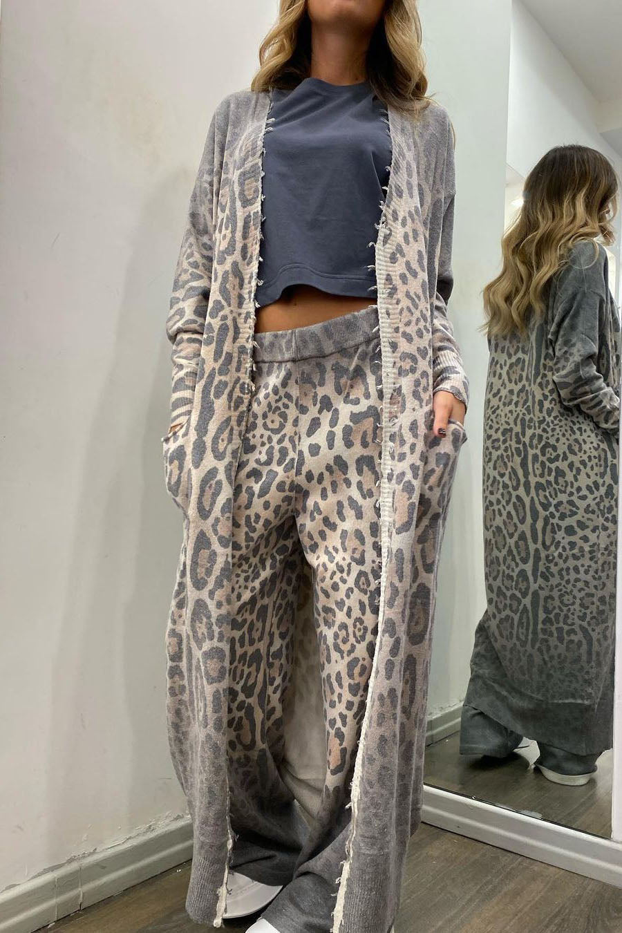 Conjunto de pantalón y cárdigan de manga larga con estampado de leopardo