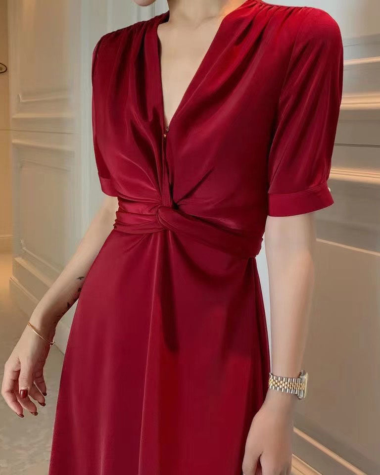 Robe trapèze mi-longue en satin à manches courtes et col en V