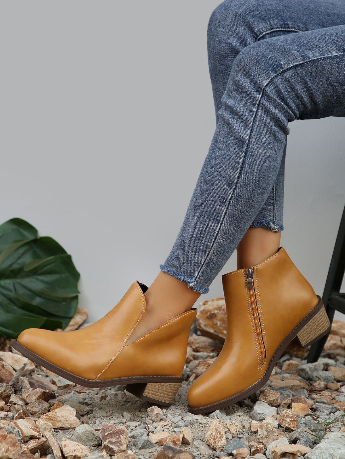 Bottines chelsea à talon bas et épais avec fermeture éclair asymétrique