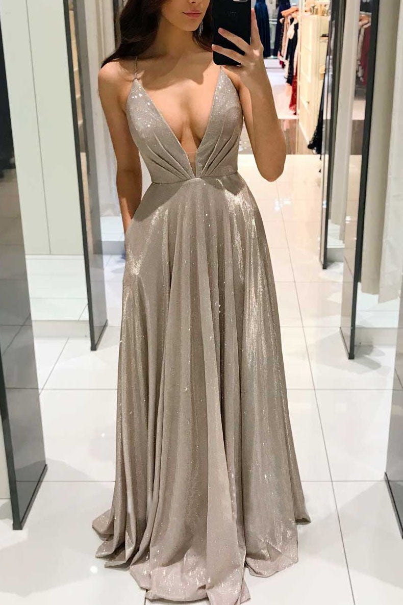 Vestido sin espalda con tirantes finos y bolsillos con cuello en V profundo