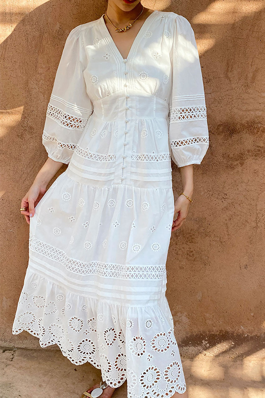 Vestido blanco con mangas farol con bordados intrincados