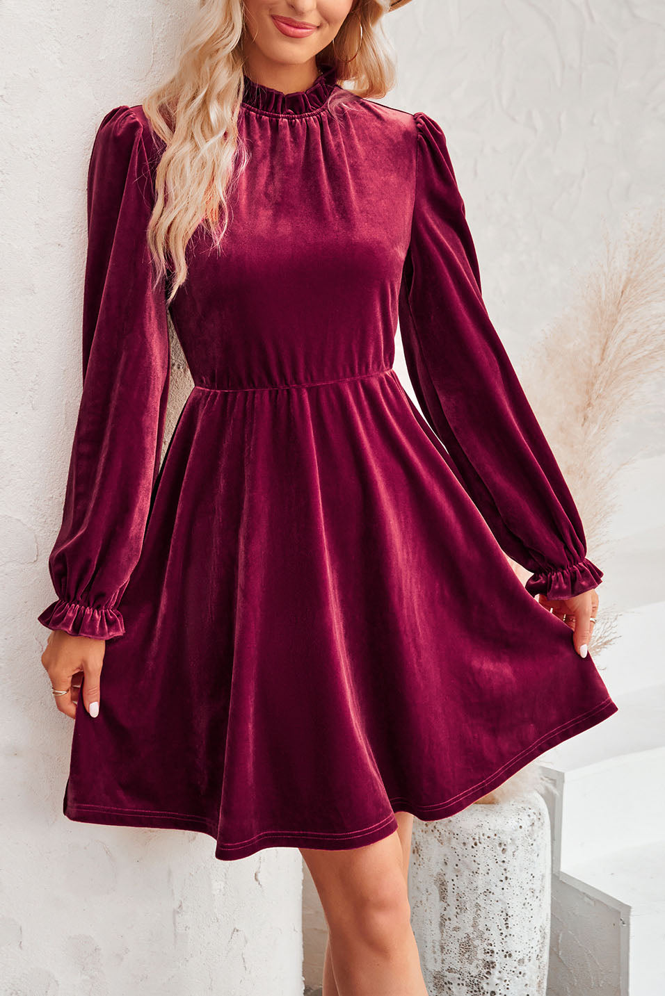 Vestido retro con cuello alto, cintura de terciopelo y manga farol