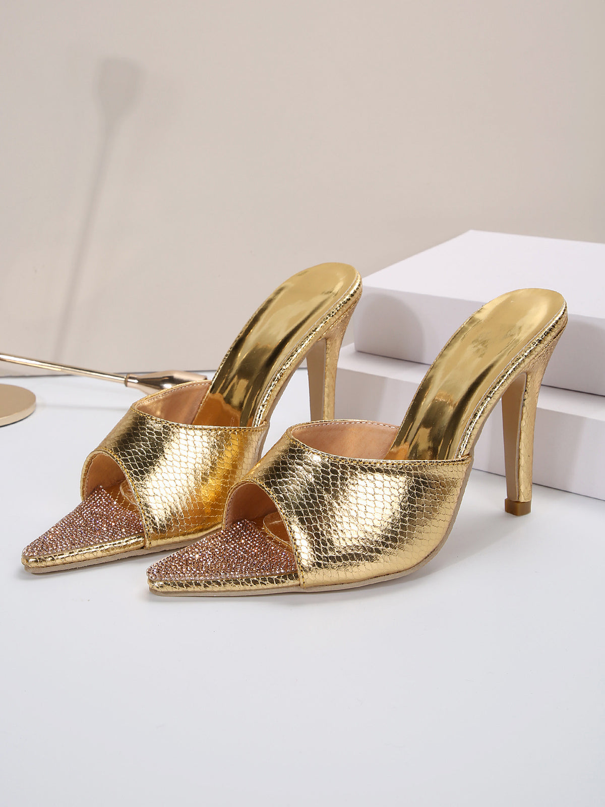 Mules de salto agulha com strass prateado