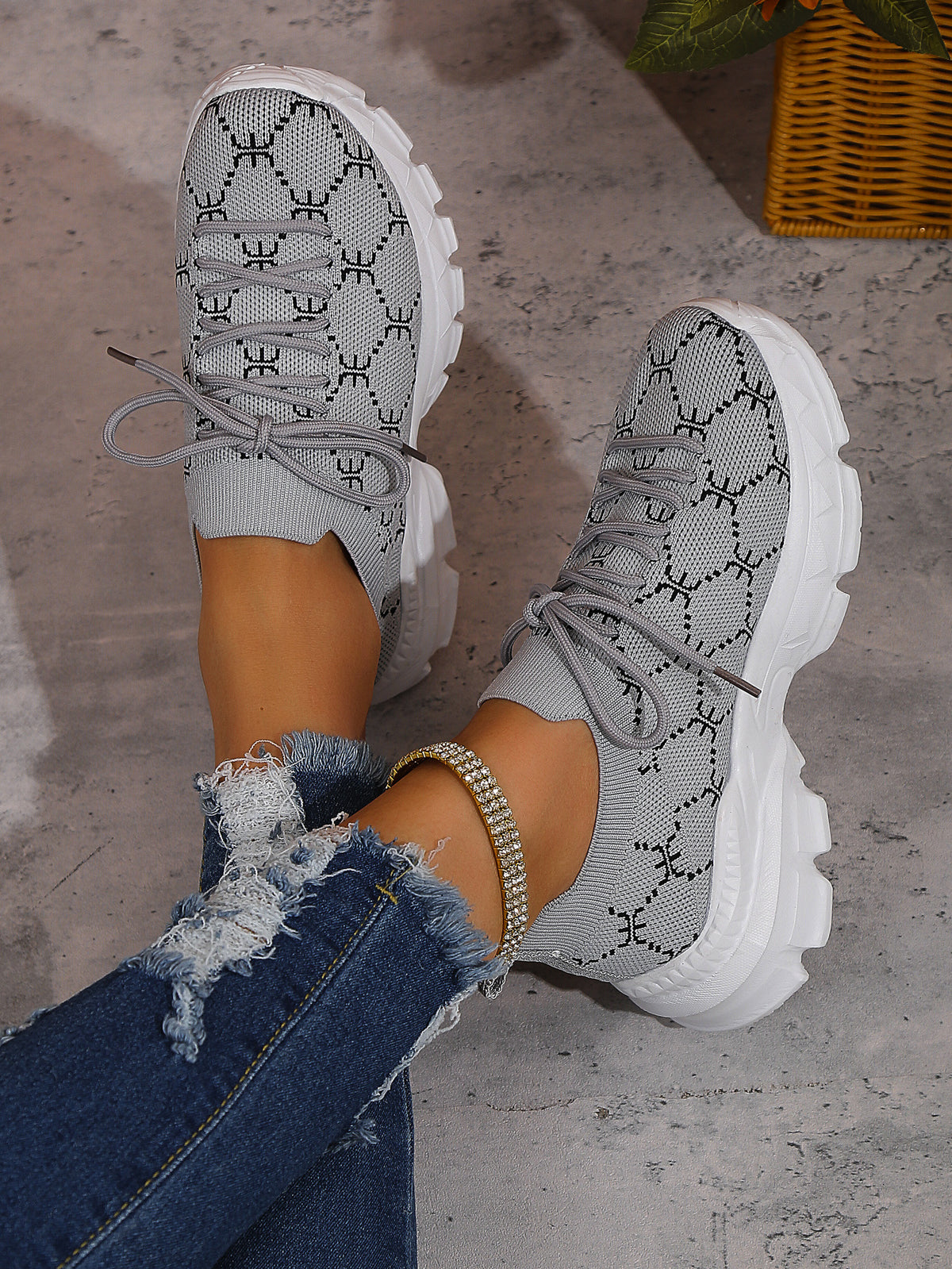 Geometric pattern lace-up fly-knit sneakers