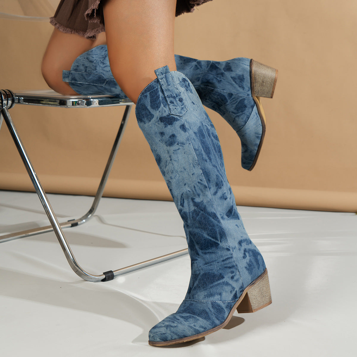 Botas altas hasta la rodilla con puntera redonda en denim lavado