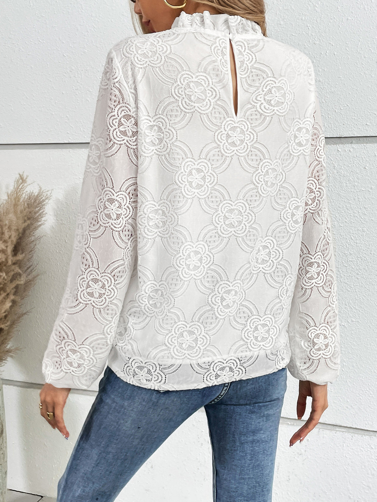 White lace neckline knitted cutout top