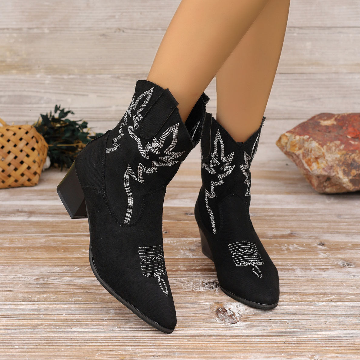 Embroidered mid-calf pointed toe knight boots