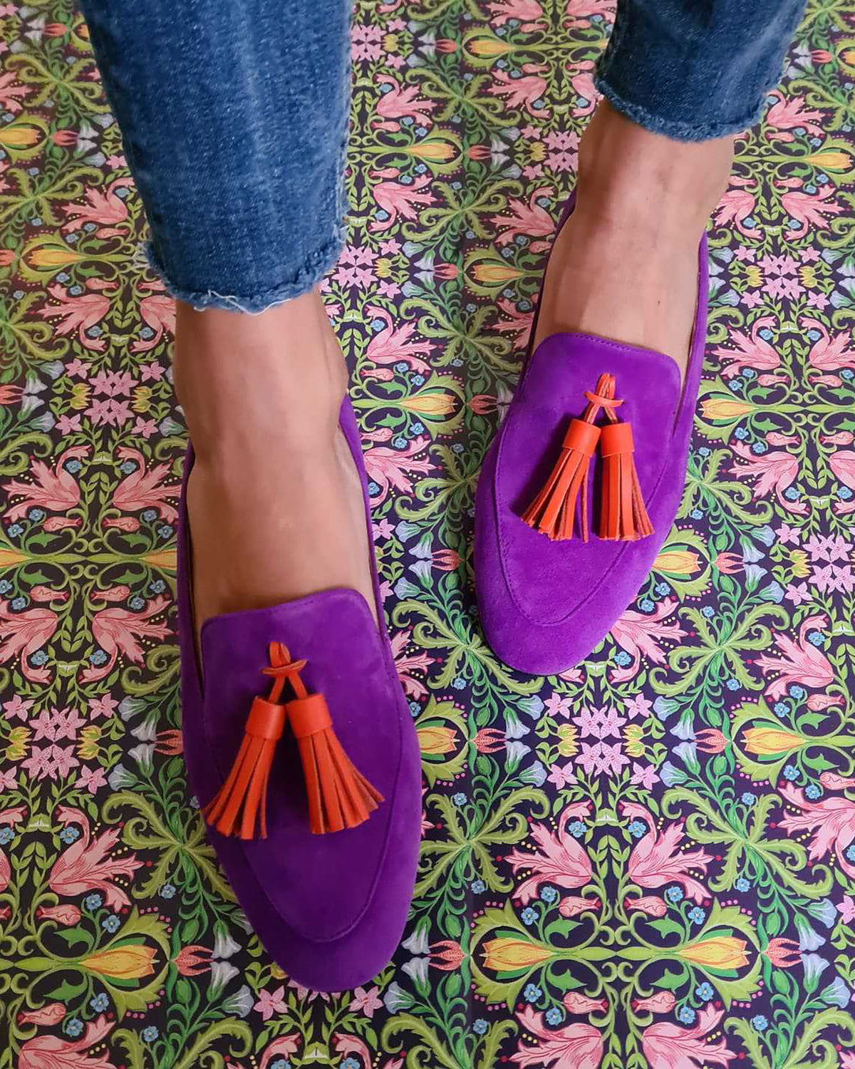 Zapatos sin cordones con borlas de boca baja de color morado