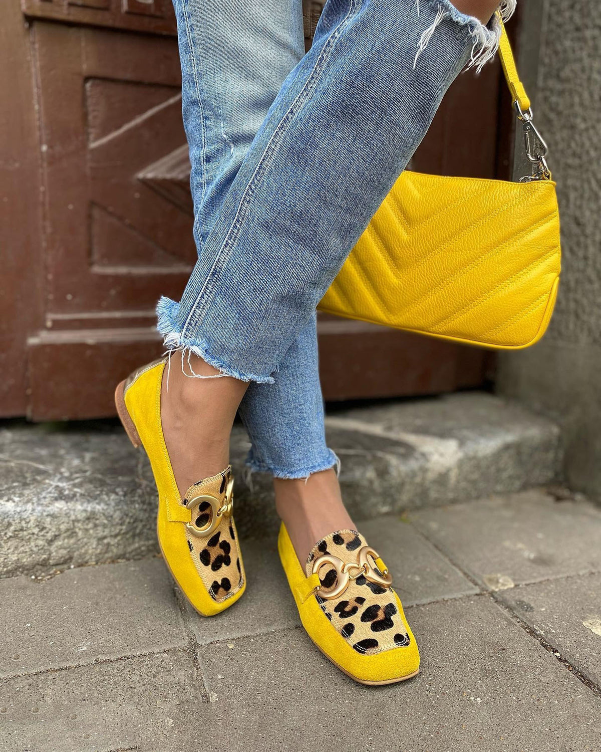 Zapatos de punta cuadrada y tacón bajo con costuras de leopardo en amarillo