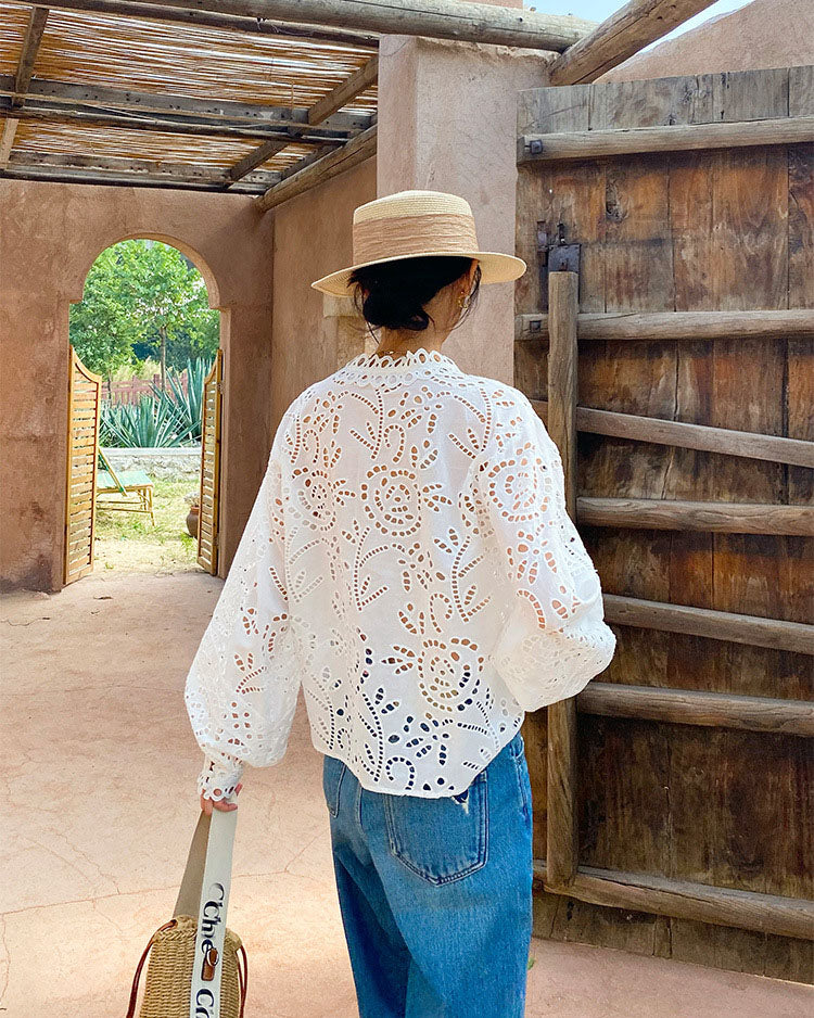 Camisa blanca recortada sin cuello bordada de algodón