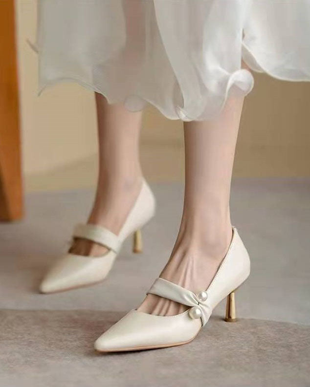 Elegantes sapatos de salto alto fino adornados com pérolas