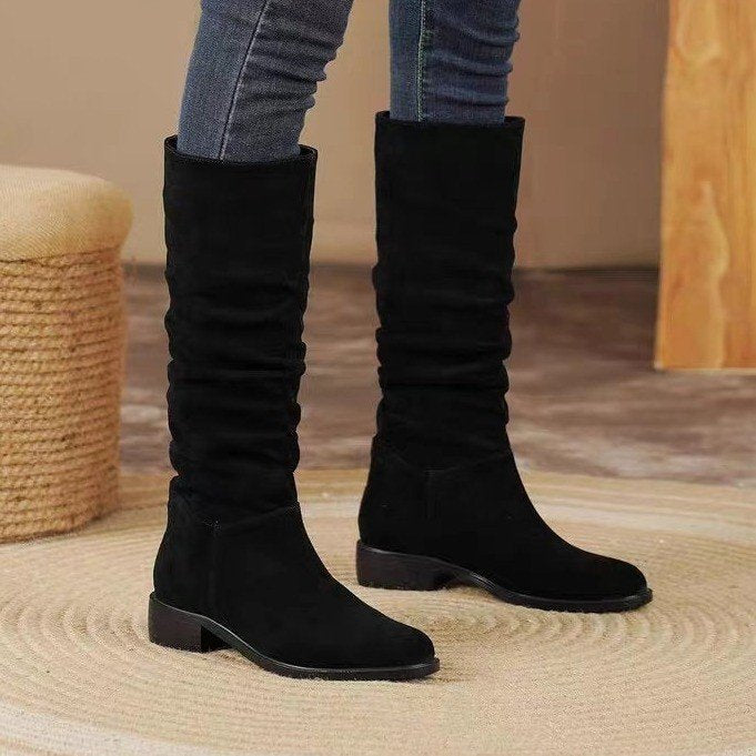 Elegantes botas negras altas hasta la rodilla de gamuza