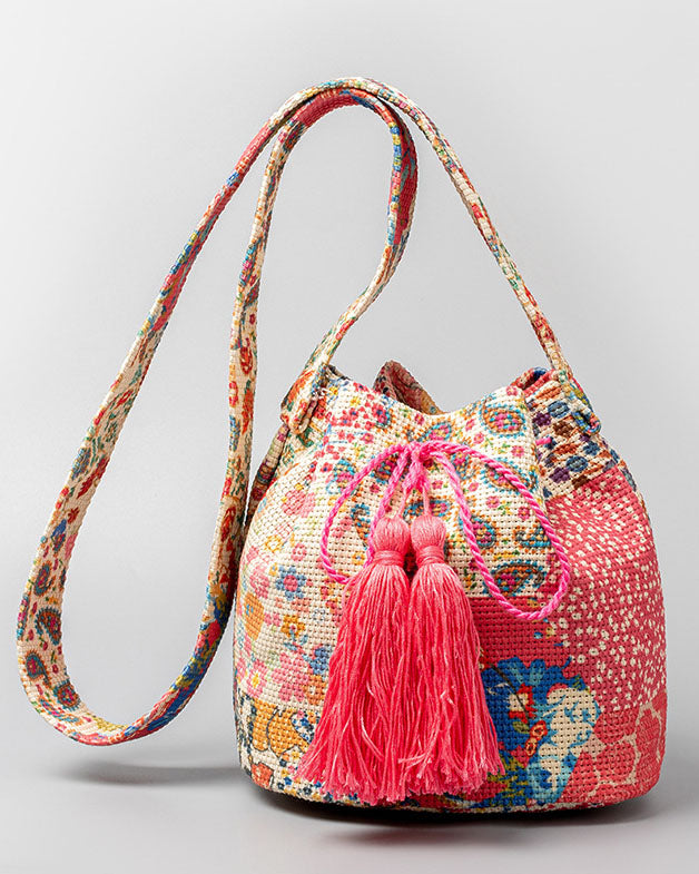 Bolso bombonera de lona con flecos y estampado bohemio