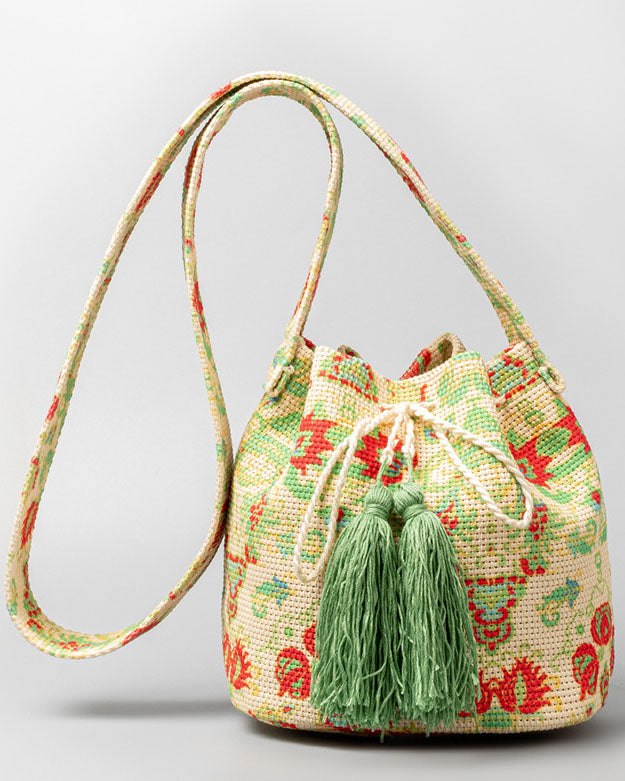 Bolso bombonera de lona con flecos y estampado bohemio