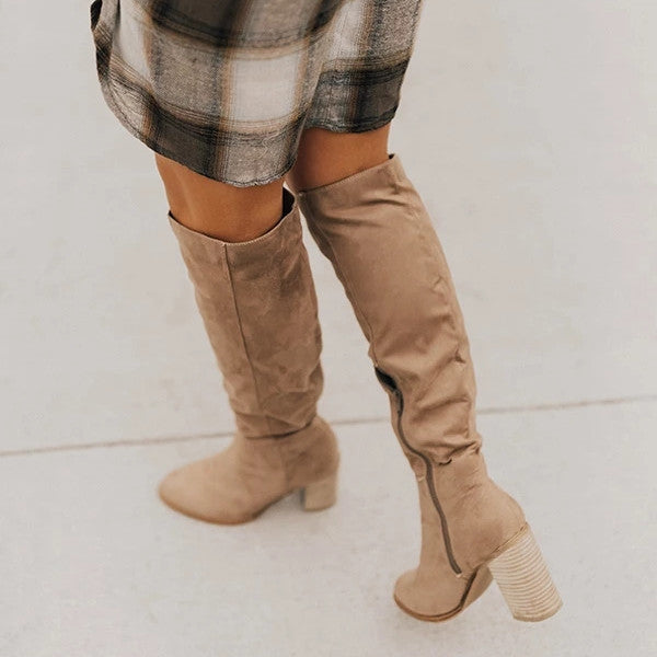 Botas elegantes con tacones altos hasta la rodilla