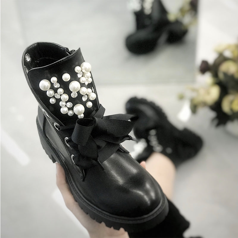 Botines negros decorados con cinta de perlas