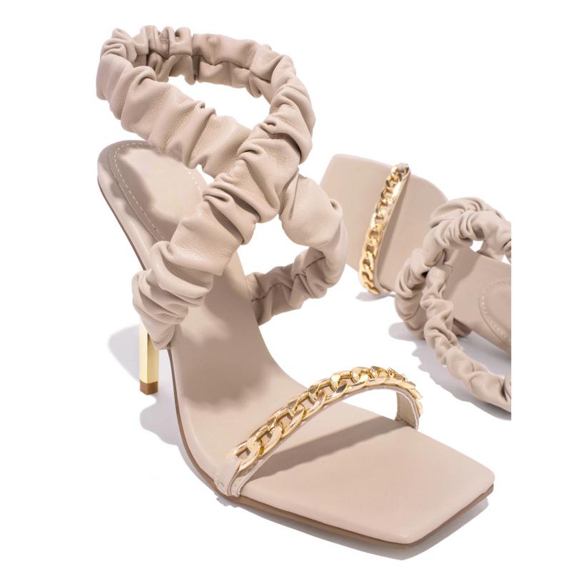 High-Heels-Sandalen mit eckiger Zehenpartie und Kette