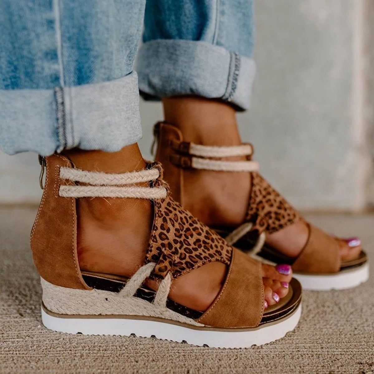 Sandalias con tacón de cuña de leopardo