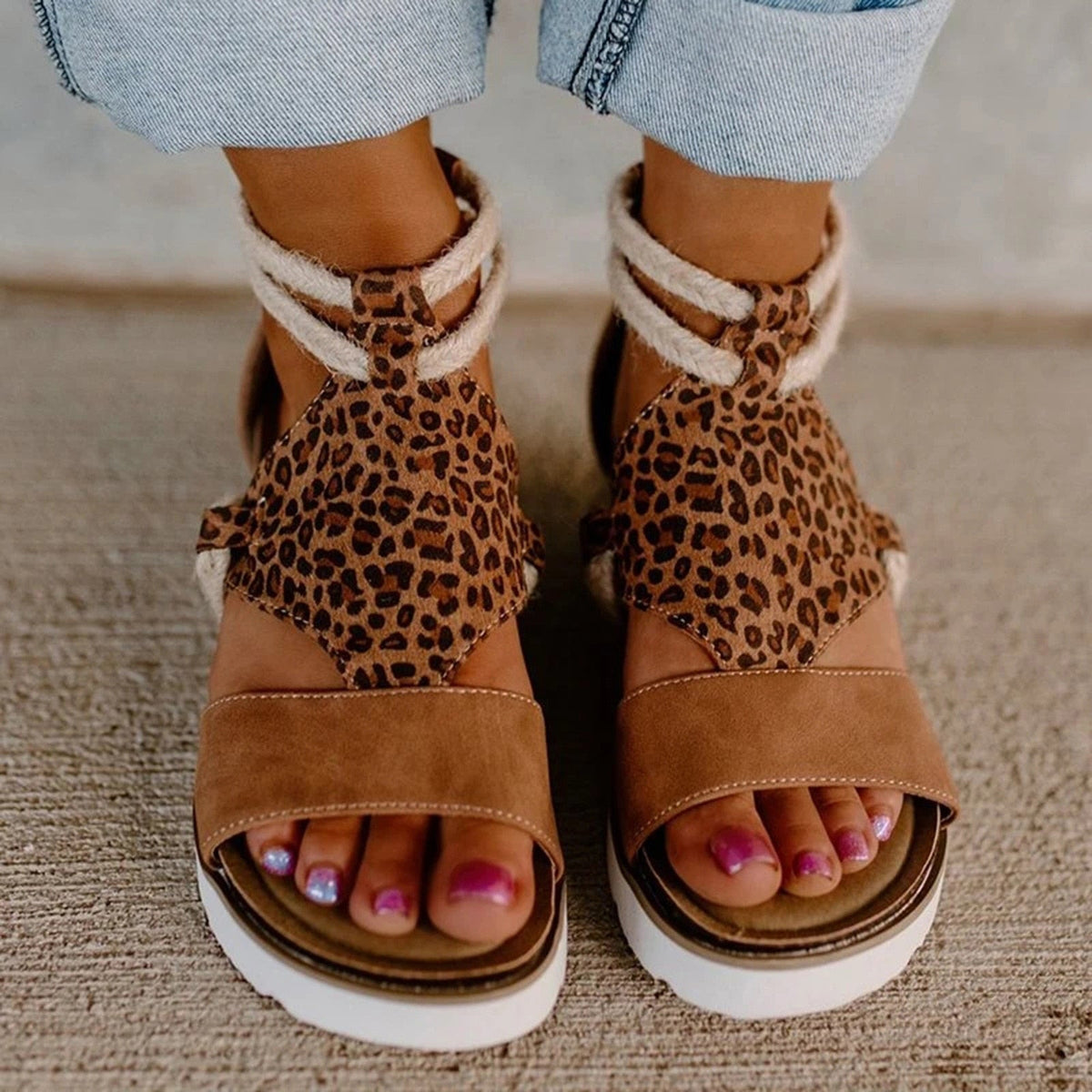 Sandalias con tacón de cuña de leopardo