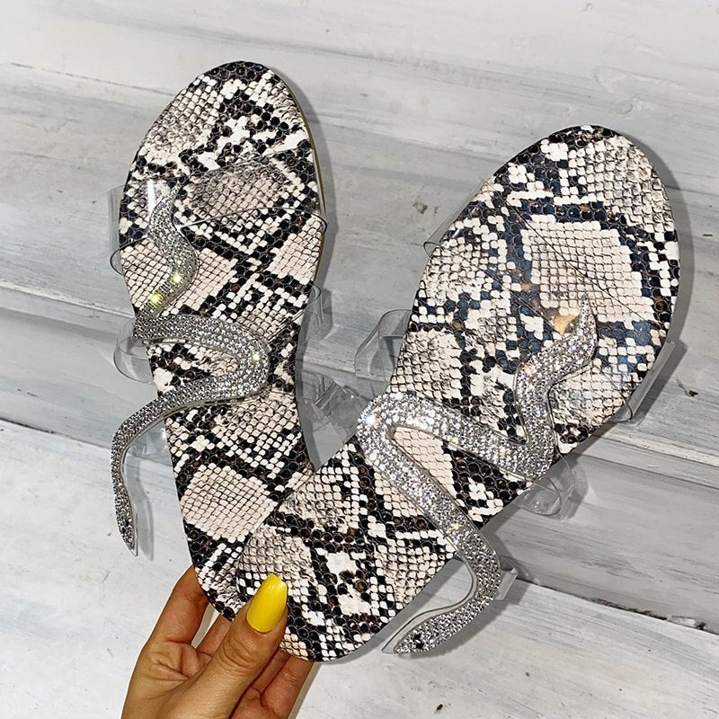 Zapatillas sinuosas con cristales brillantes