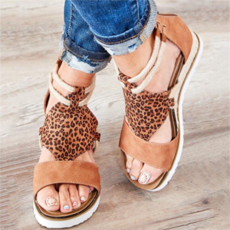 Sandalias con tacón de cuña de leopardo