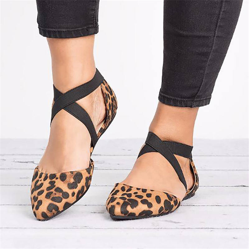 Flache Ballerinas mit spitzem Leopardenmuster