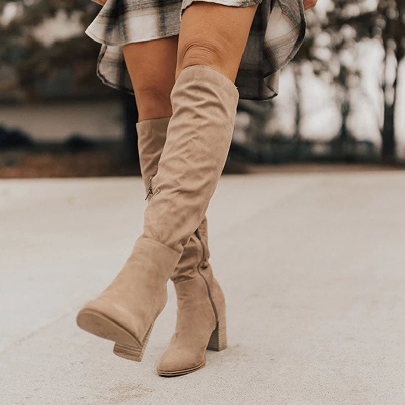 Botas elegantes con tacones altos hasta la rodilla