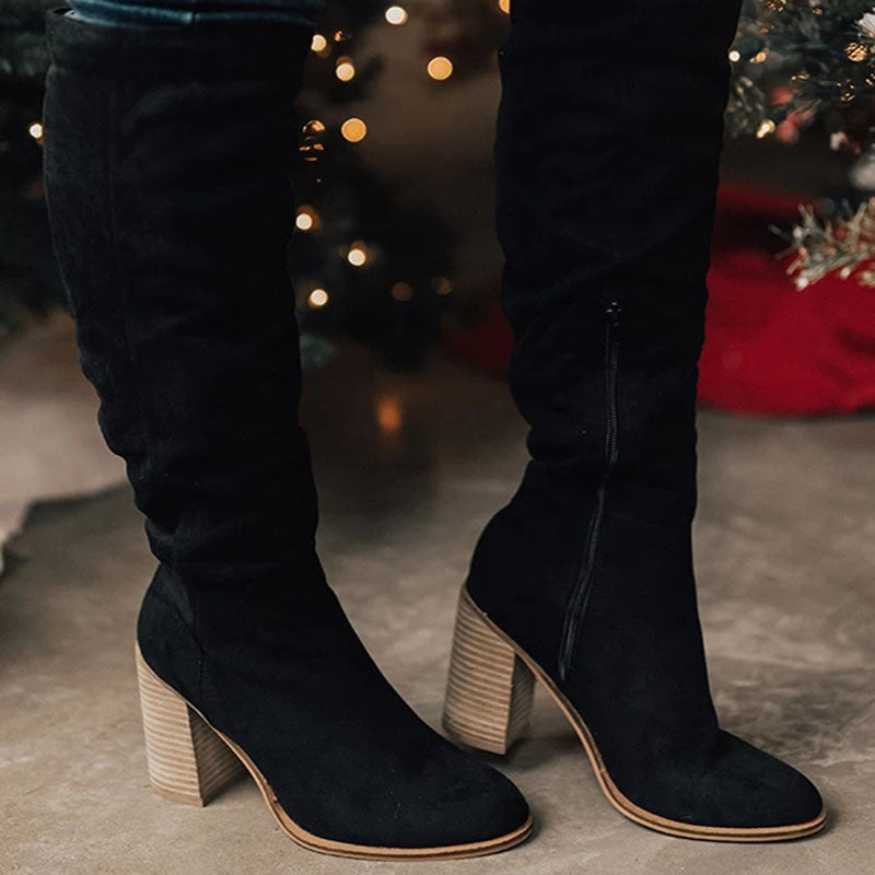 Botas elegantes con tacones altos hasta la rodilla