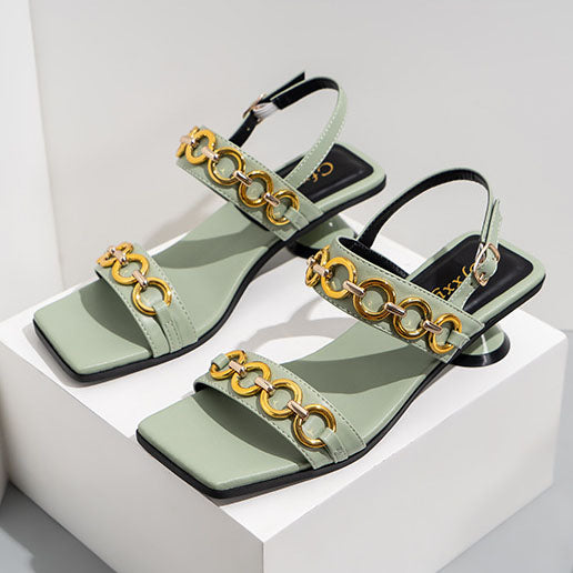 Sandalen mit quadratischer Zehenpartie und Kette und hohem Absatz