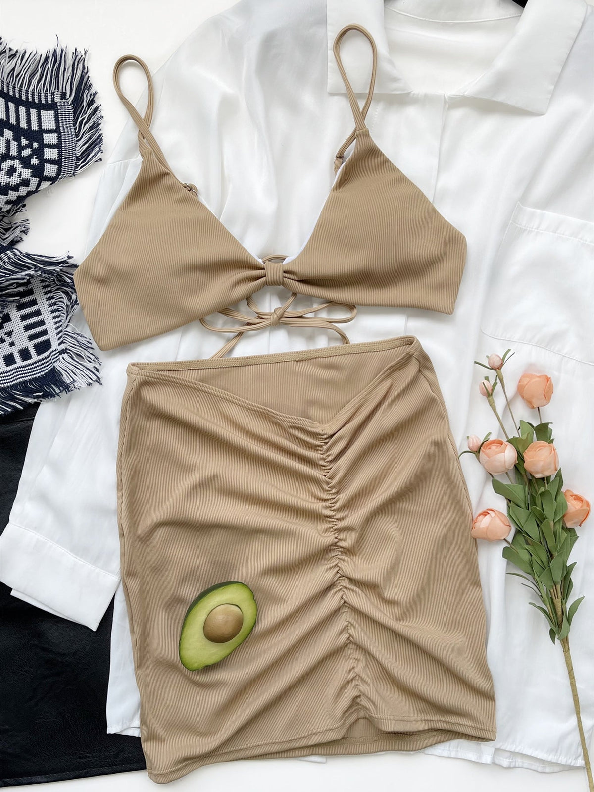 Conjunto de tres piezas con falda de bikini