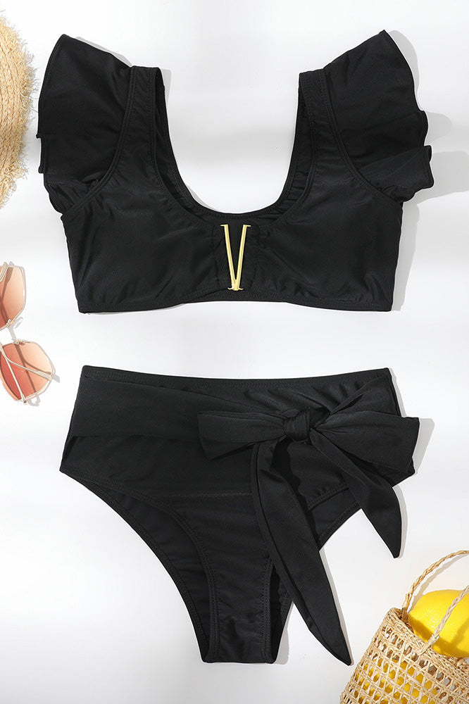 Conjunto de bikini con cordones y volante en V dorado