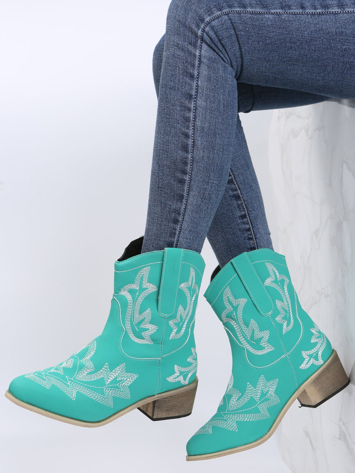 Botas Martin de salto grosso floral bordado