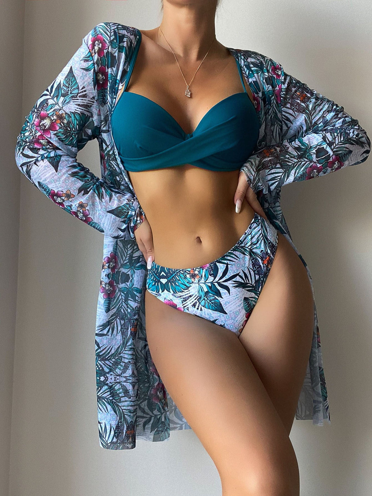 Conjunto de pareo de bikini con estampado tropical