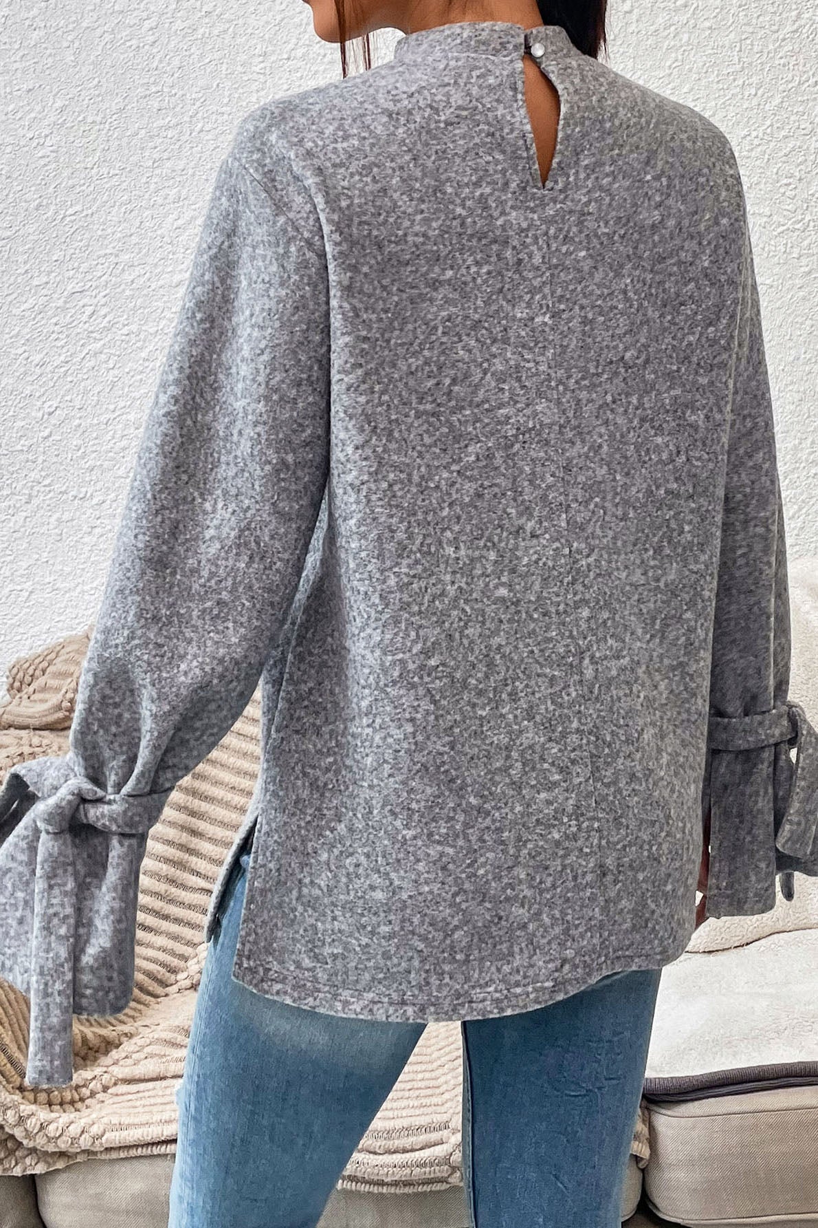 Top gris con cuello alto y puños elegantes