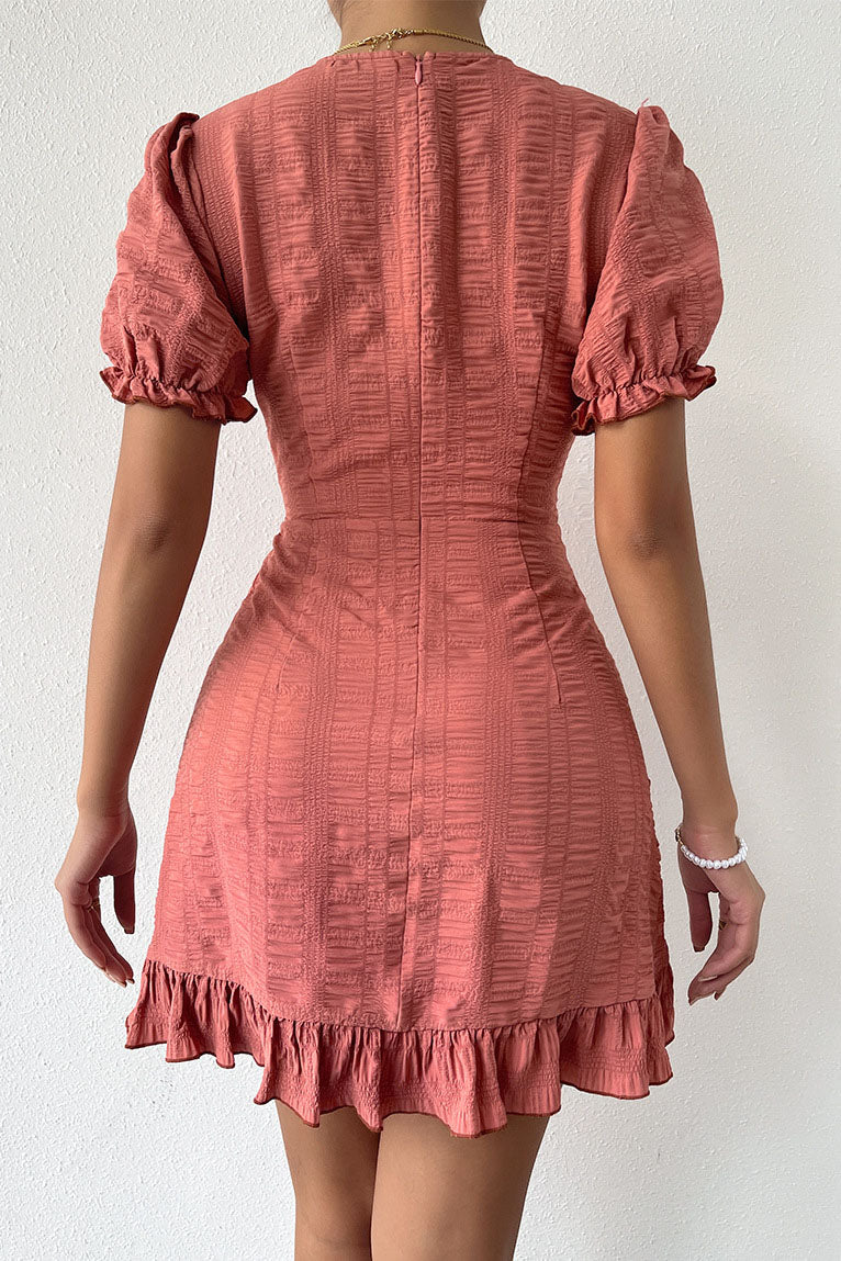 Robe plissée à taille asymétrique et col en V de couleur unie