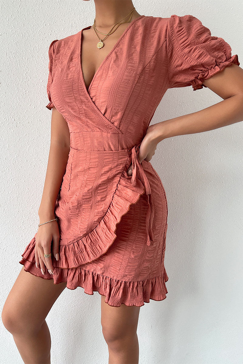 Robe plissée à taille asymétrique et col en V de couleur unie