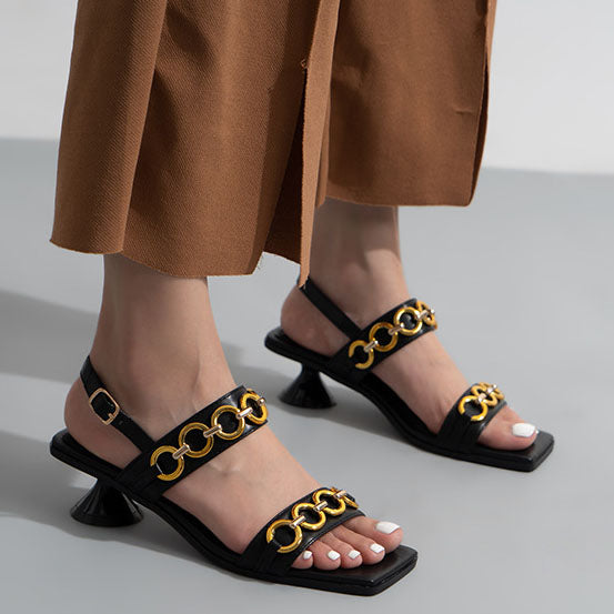 Sandalen mit quadratischer Zehenpartie und Kette und hohem Absatz