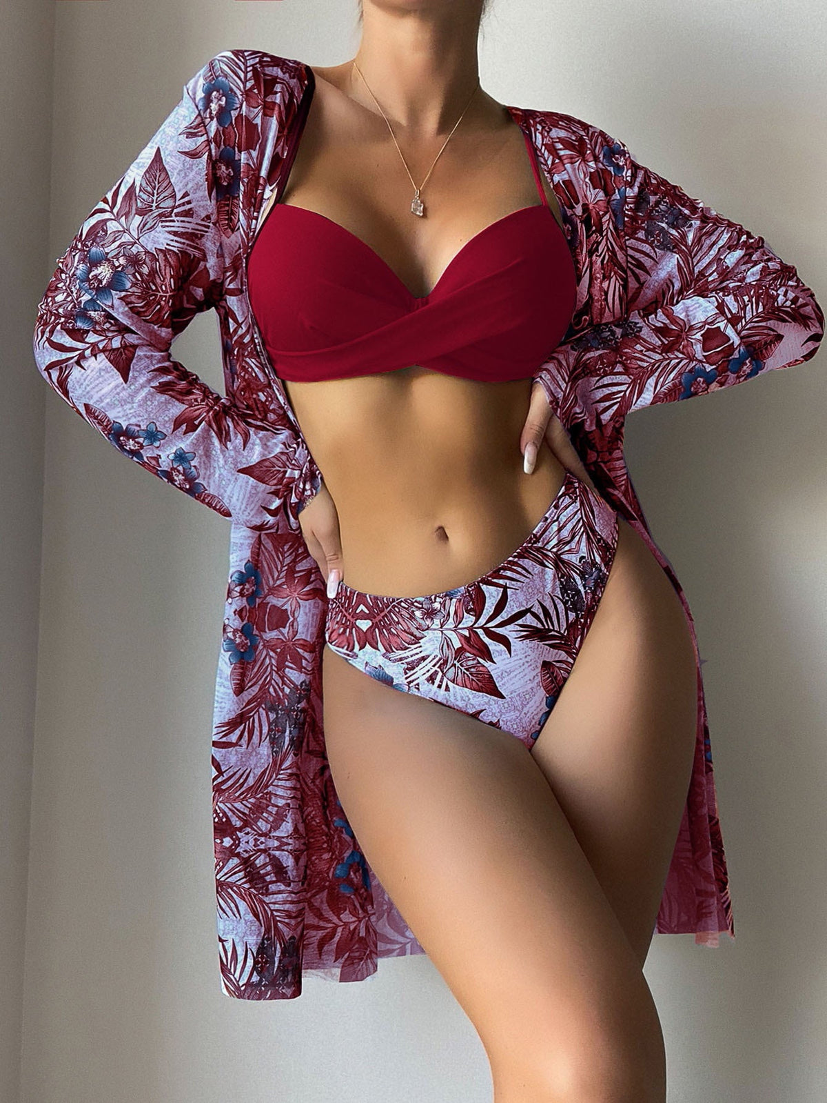 Conjunto de pareo de bikini con estampado tropical