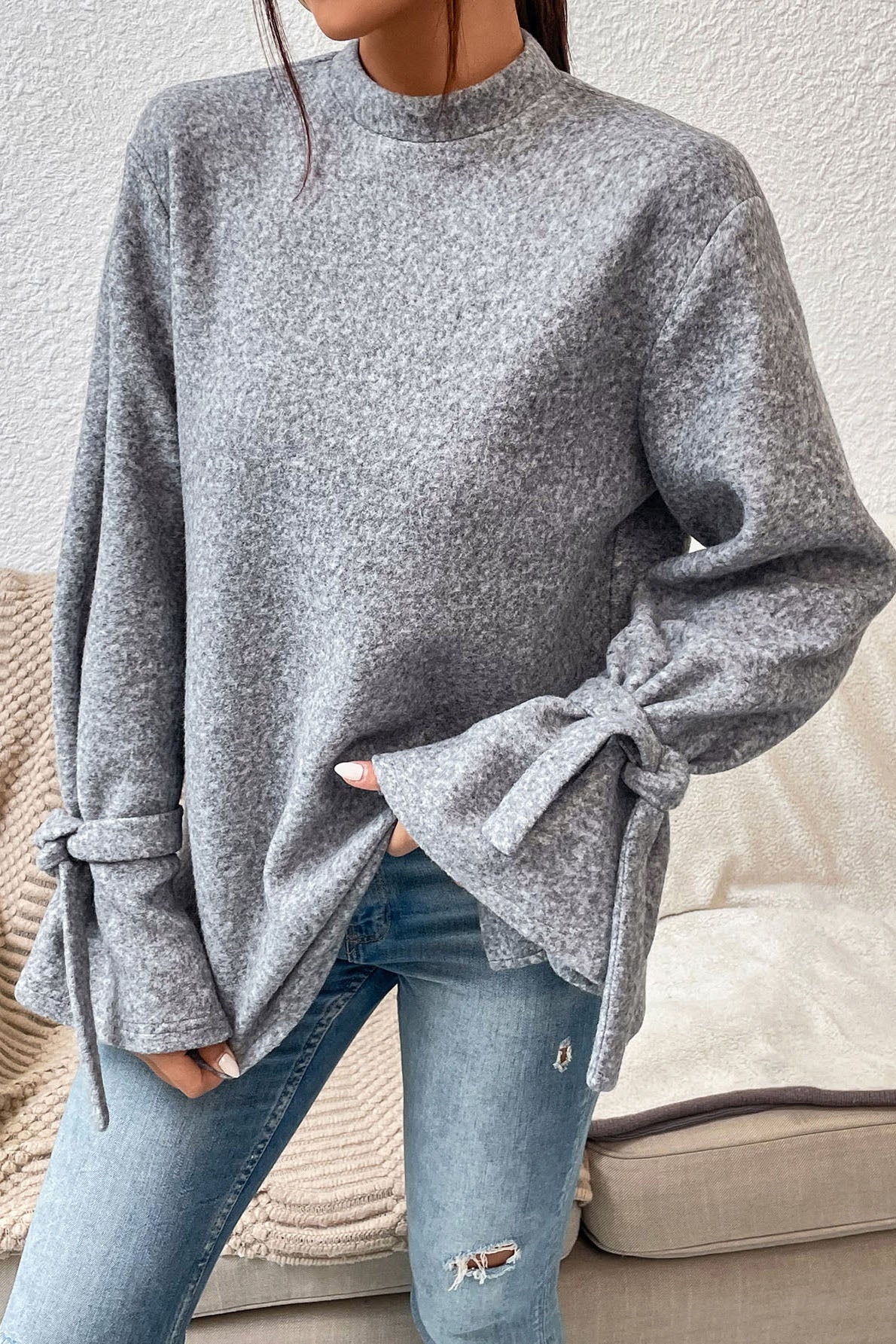 Top gris con cuello alto y puños elegantes