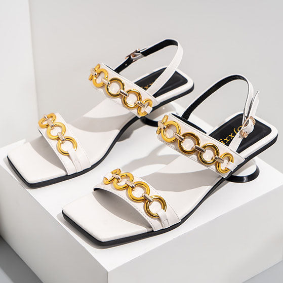 Sandalen mit quadratischer Zehenpartie und Kette und hohem Absatz